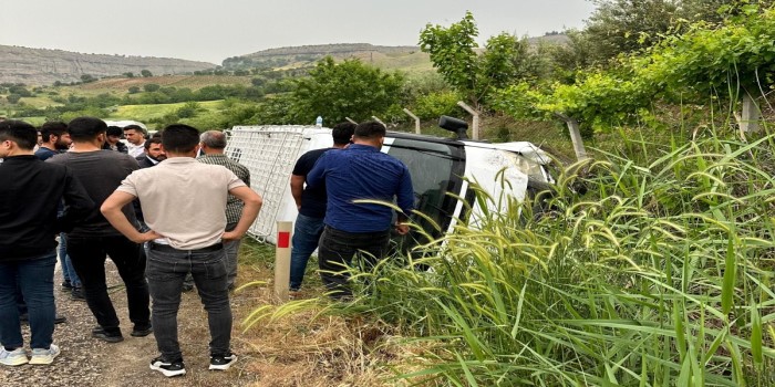 Kahta’da kontrolden çıkan minibüs yan yattı: 14 yaralı
